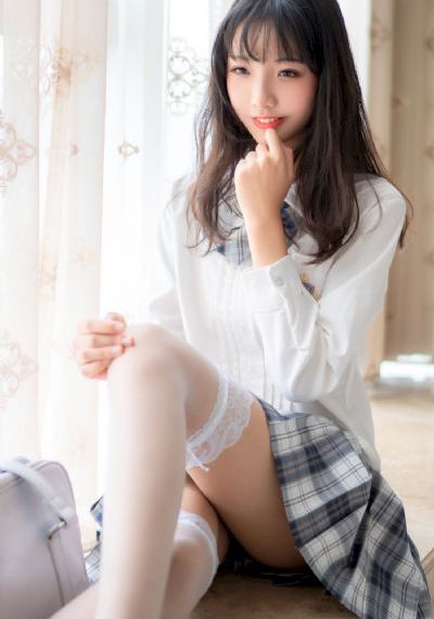 老头把舌头伸进她腿间视频